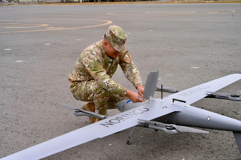 Un soldado manipulando un UAV CW-15.